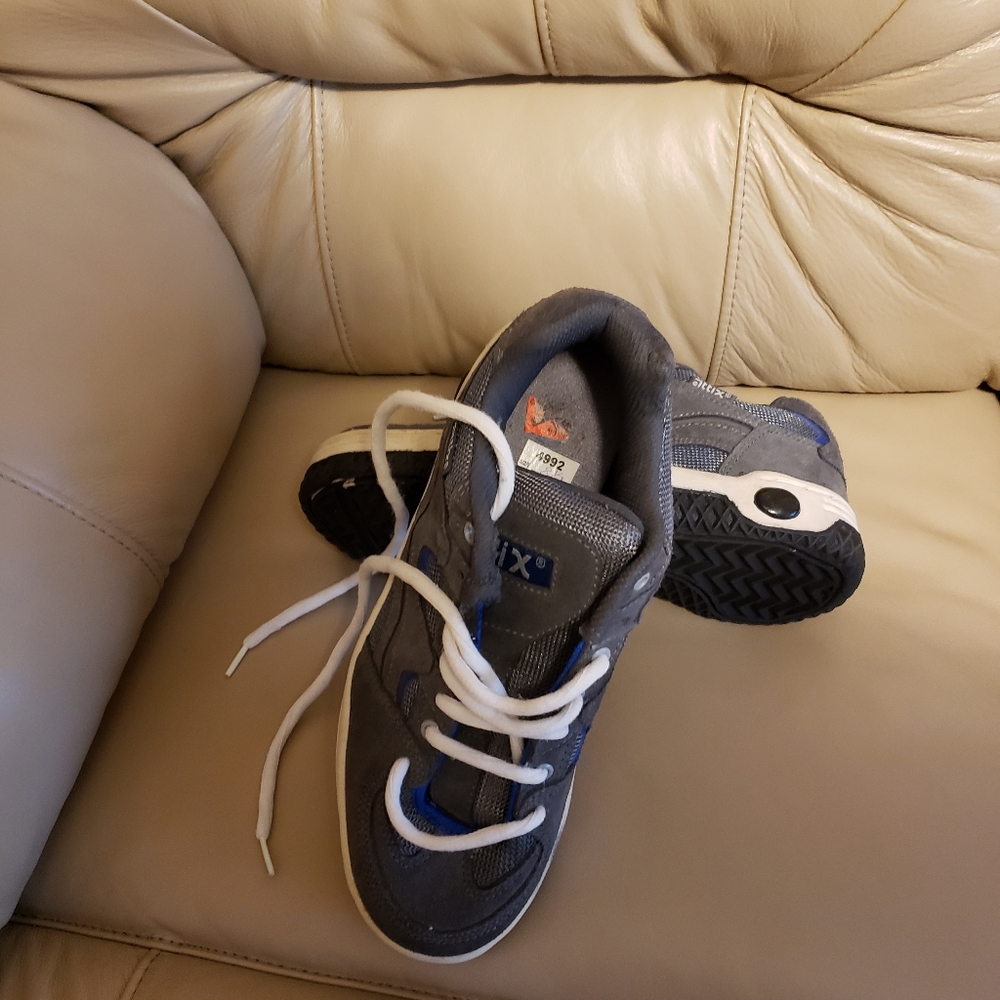 Athletic shoes